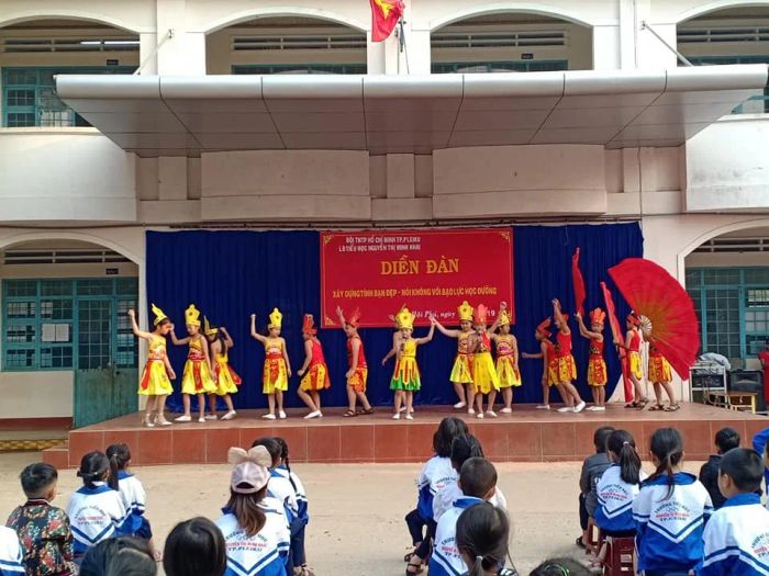 Những khoảnh khắc sinh hoạt đầy niềm vui của học sinh Trường tiểu học Nguyễn Thị Minh Khai