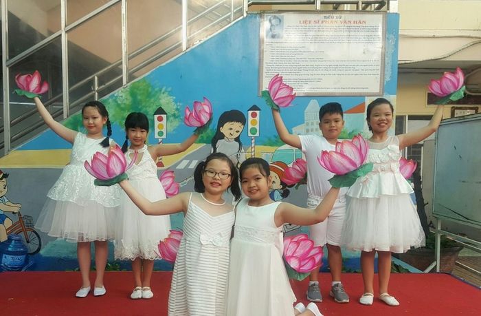 Hoạt động học tập sôi nổi tại phòng tin học hiện đại