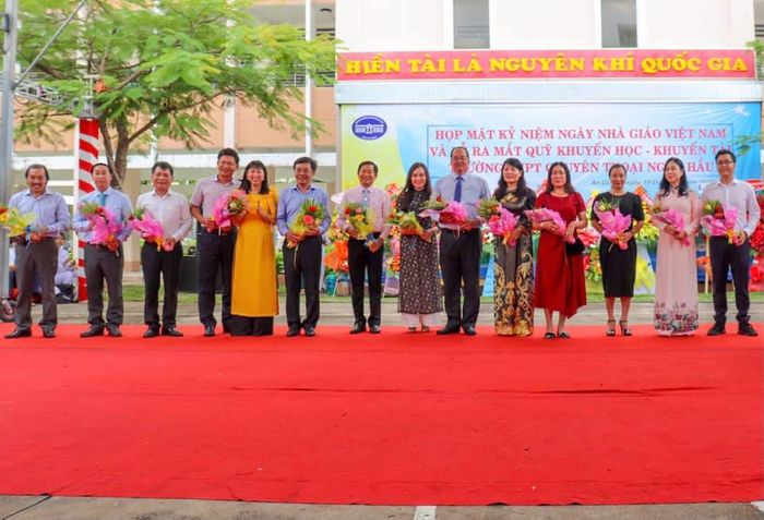 Trường THPT Chuyên Thoại Ngọc Hầu ảnh 1