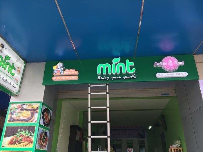 Bộ sưu tập biển quảng cáo ấn tượng từ Quốc Hưng