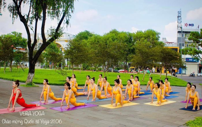Học viên đang tập luyện tại Vera Yoga - Ảnh 2