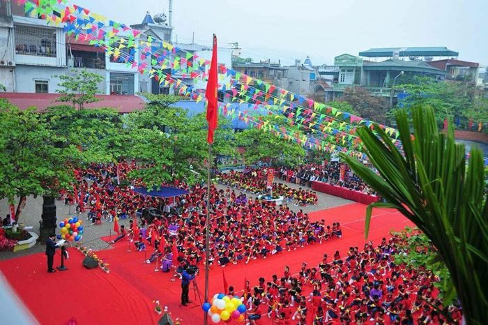 Hình ảnh đầu tiên về Trường Tiểu học Lê Ngọc Hân: Khuôn viên khang trang với dãy nhà cao tầng hiện đại, phòng học được trang bị đầy đủ thiết bị dạy học tiên tiến.