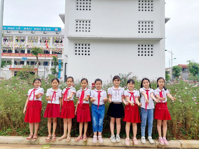 Góc nhìn toàn cảnh Trường Tiểu học Nguyễn Du: Cơ sở vật chất khang trang, phòng học hiện đại được trang bị đầy đủ thiết bị dạy học tiên tiến.