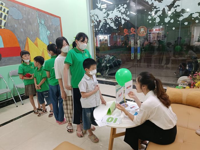SUNNY English Center - Hình ảnh lớp học năng động cùng giáo viên bản ngữ
