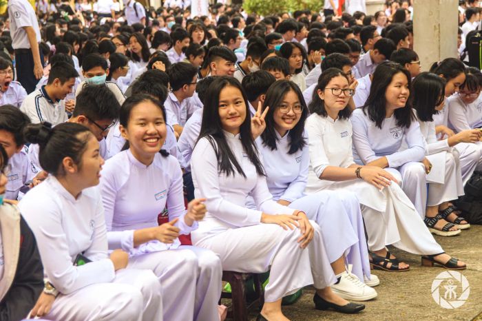 Những tà áo dài duyên dáng tại Trường THPT chuyên Trần Đại Nghĩa - Biểu tượng của sự thanh lịch và tinh tế