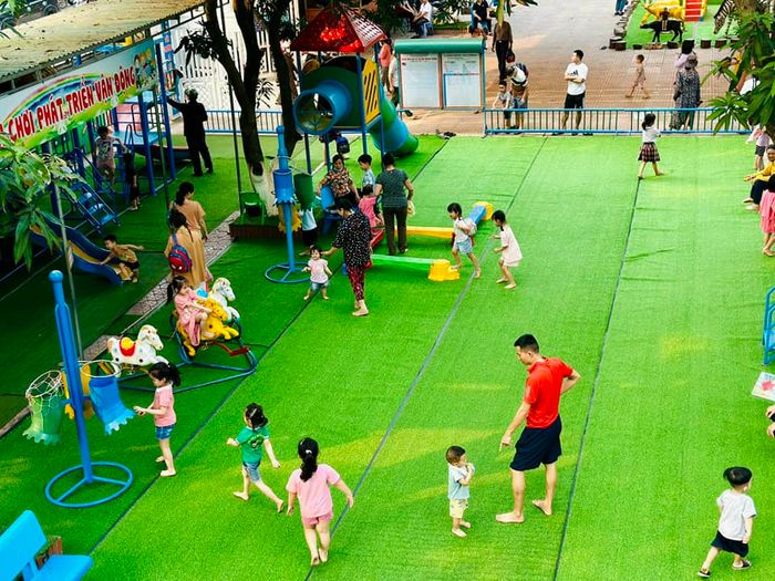 Hình ảnh 2 Trường Mầm Non Bến Thủy - Khu vui chơi ngoài trời rộng rãi, an toàn giúp trẻ phát triển thể chất và kỹ năng vận động