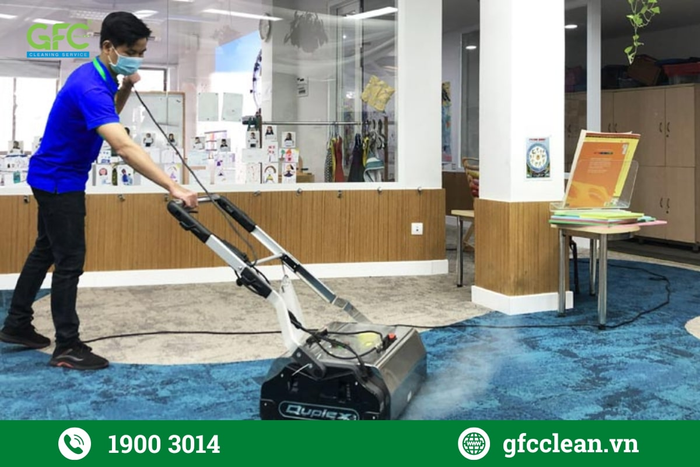 Hình ảnh đội ngũ chuyên nghiệp GFC CLEAN đang làm việc