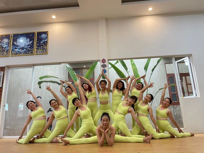 Học viên đang tập luyện tại Mộc Yoga - Ảnh 2
