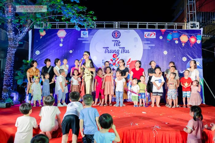 Khoảnh khắc đáng yêu của các bé trong giờ học ngoại ngữ cùng giáo viên bản ngữ tại Happy Kingdom