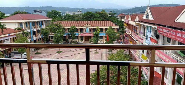 Góc nhìn toàn cảnh Trường Tiểu học Lê Ngọc Hân: Hệ thống cơ sở vật chất đồng bộ với nhà đa năng, bể bơi, phòng học chức năng hiện đại, tạo điều kiện học tập tốt nhất cho học sinh.