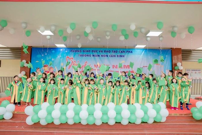 Hình ảnh đầu tiên về Trường Mầm non Cẩm Bình - Ngôi trường với kiến trúc hiện đại, không gian xanh mát tạo môi trường giáo dục lý tưởng.