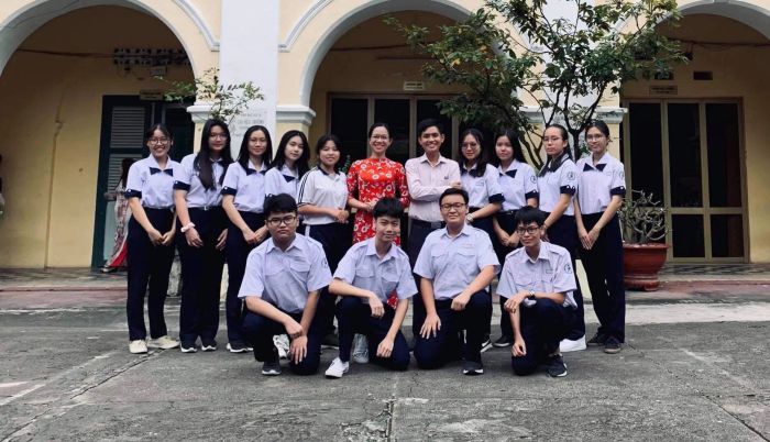 Cô và trò Trường THPT chuyên Trần Đại Nghĩa - Khoảnh khắc gắn kết tình thầy trò, đầy ắp yêu thương và trách nhiệm