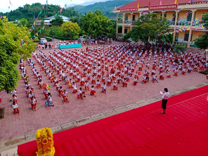 Góc nhìn chân thực về Trường Tiểu học Nam Cường: Những nụ cười rạng rỡ của học sinh trong giờ học ngoại khóa, minh chứng cho môi trường giáo dục thân thiện và sáng tạo.