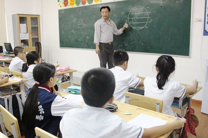 Hình ảnh minh họa thầy giáo dạy học (Nguồn: Internet)