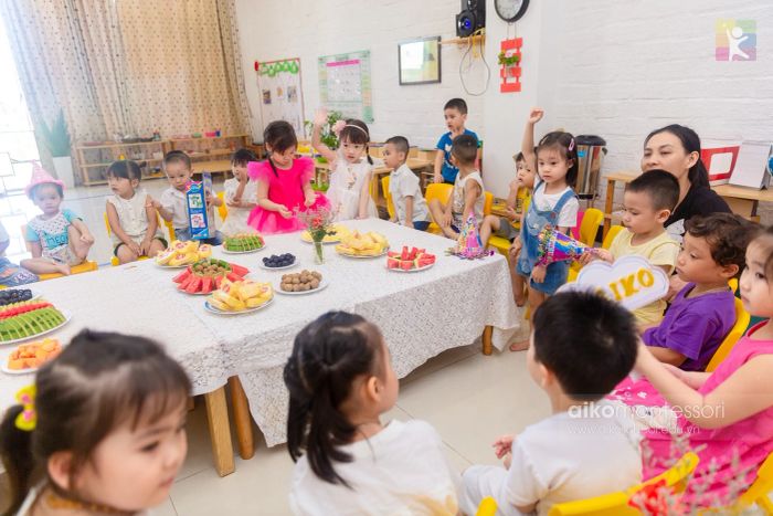 Những khoảnh khắc đáng yêu khi các bé học tập với giáo cụ Montessori