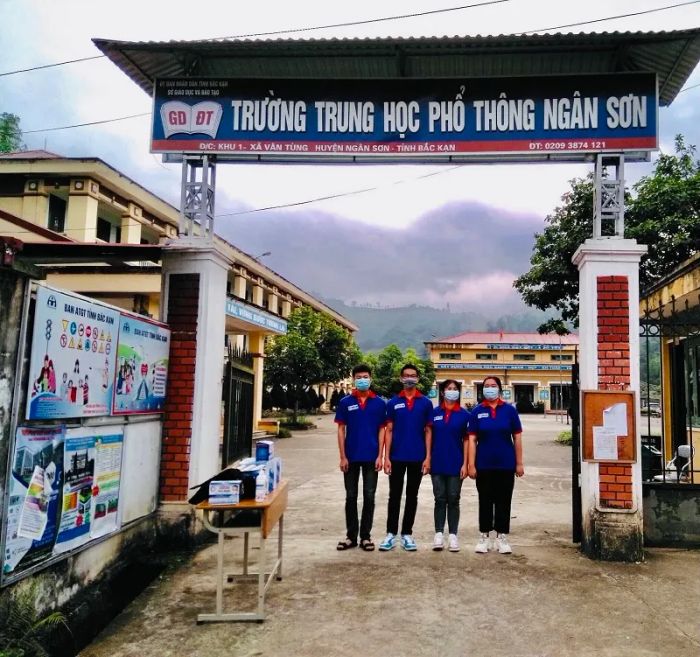 Toàn cảnh Trường THPT Ngân Sơn giữa núi rừng hùng vĩ