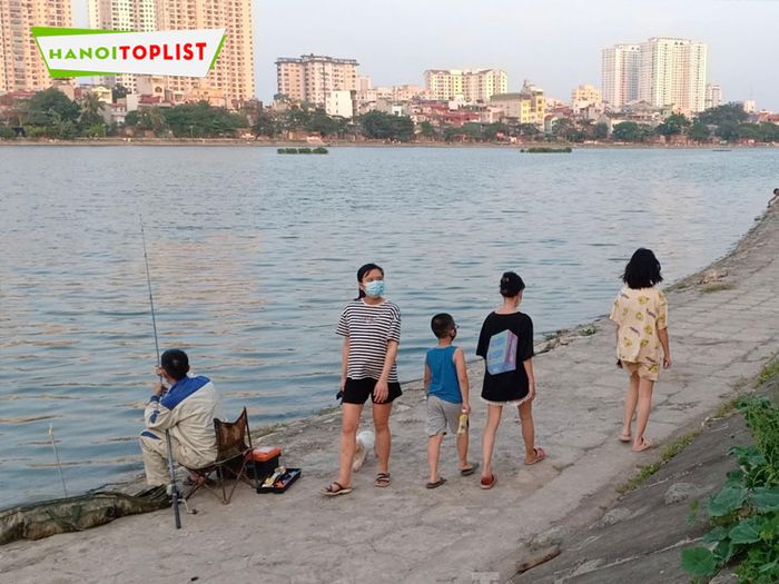 ho-cong-vien-linh-dam-thien-duong-cau-ca-giua-long-ha-noi-Mytour