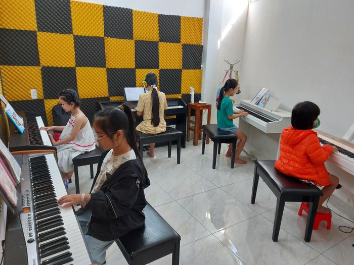 Học viên say mê luyện tập cùng giảng viên tại PHÚ PIANO