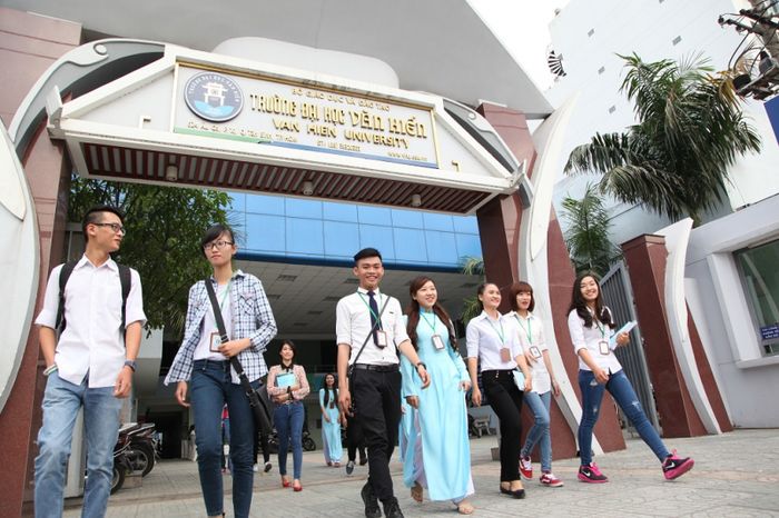 Khuôn viên xanh mát của Đại học Văn Hiến tại Tân Phú