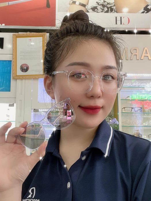 Hình ảnh trải nghiệm thực tế tại Mắt Kính Hồng Tâm