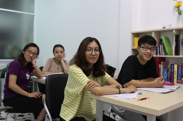 Thầy Trung hướng dẫn học viên luyện kỹ năng Speaking