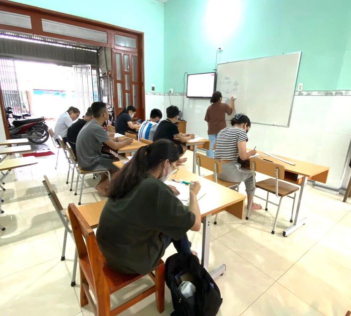 Hình ảnh 1 Luyện Thi THPT Thầy Lê Cương - Toán: Không gian học tập hiện đại với bảng tương tác thông minh