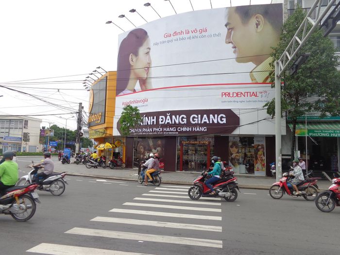 Không gian trưng bày đa dạng tại Mắt kính Đăng Giang