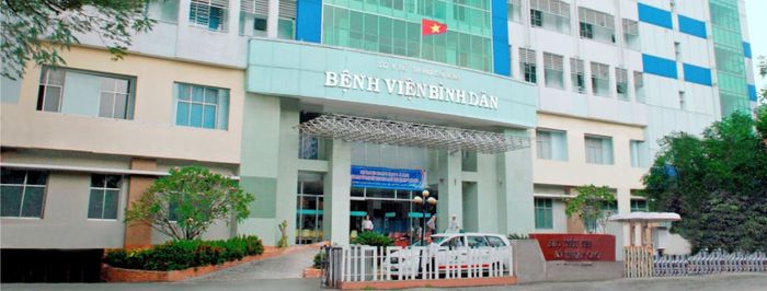 Hình ảnh toàn cảnh Bệnh Viện Bình Dân - cơ sở y tế tiêu biểu với kiến trúc khang trang và khuôn viên rộng rãi.