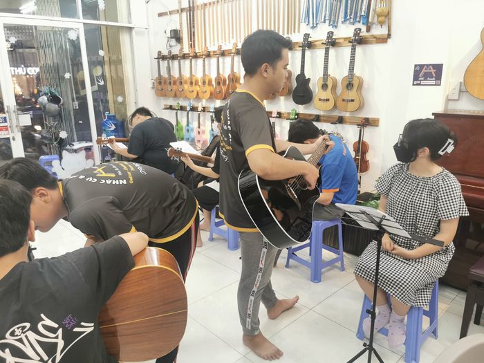 Hình ảnh lớp học đầy cảm hứng tại MHG Acoustic
