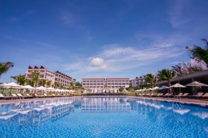 Hồ bơi ngoài trời và khu vườn nhiệt đới tại Muine Bay Resort