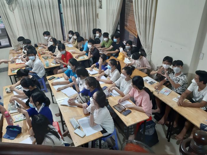 Hình ảnh 2 về Luyện Thi THPT Thầy Tài - Góc học tập truyền cảm hứng với những gương mặt tập trung cao độ
