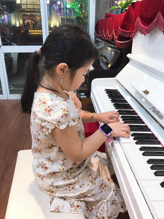 Hình ảnh học viên say mê với từng nốt nhạc tại Việt Music School