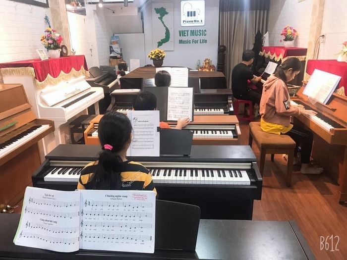 Hình ảnh lớp học đầy cảm hứng tại Việt Music School