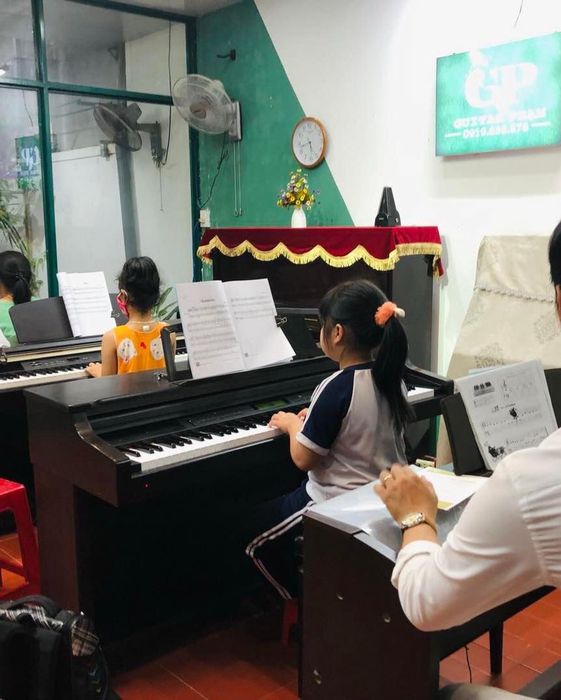 Học viên nhí say mê với những bài học đầu tiên tại Guitar Phạm & G-Piano