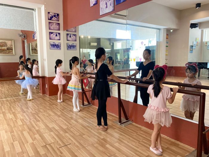 Học viên nhí trong giờ học ba lê tại Sonata
