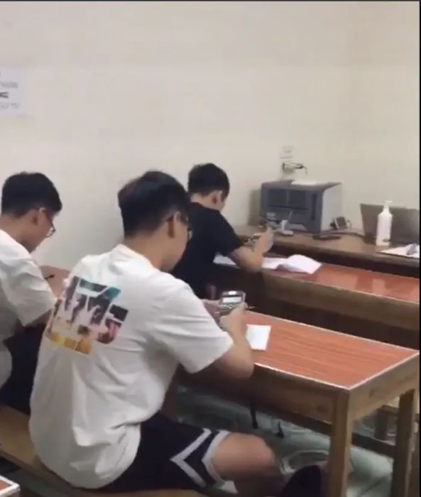 Hình ảnh lớp học Vật Lý tại Trung Tâm Thầy Bùi Nam