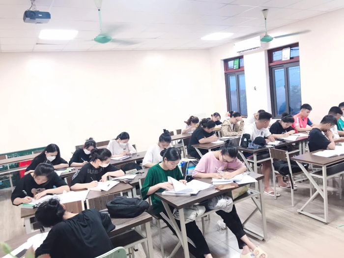 Hình ảnh lớp học tại Trung tâm Luyện thi Văn THPT Quốc Gia - Thầy Híp