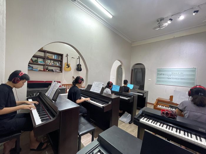 Hình ảnh biểu diễn của học viên Amor Music