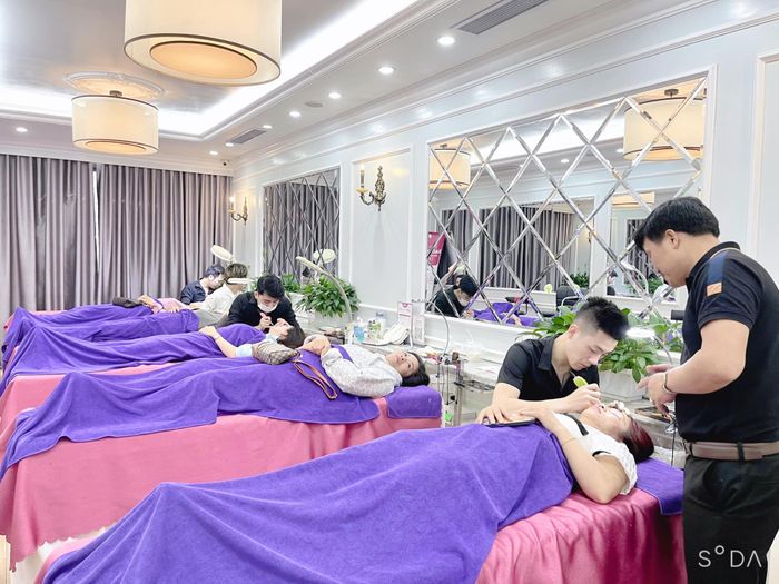 Hình ảnh thứ hai ghi lại vẻ đẹp tại Thẩm mỹ viện Menina