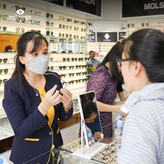 Không gian trưng bày hiện đại tại Mắt kính Mắt Việt
