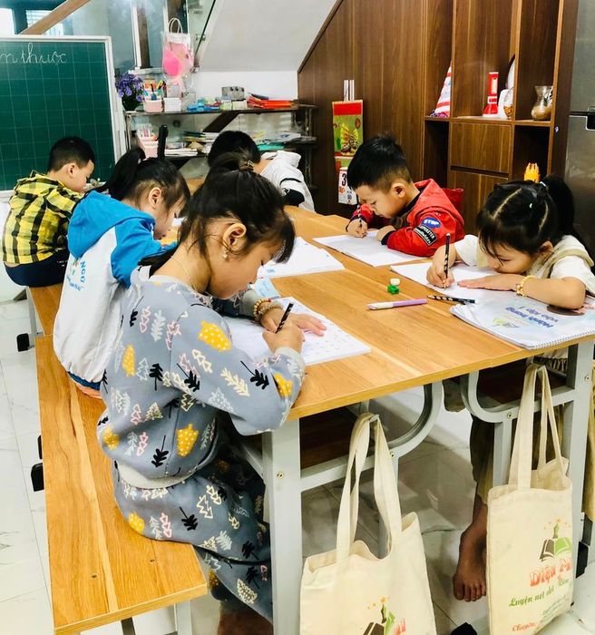 Hình ảnh lớp học tại Luyện chữ đẹp Diệu Mai - Nơi chữ viết trở thành nghệ thuật