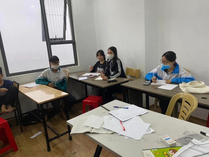 Hình ảnh học sinh thực hành giải đề thi THPT Quốc gia tại Trung Tâm Cô Hương