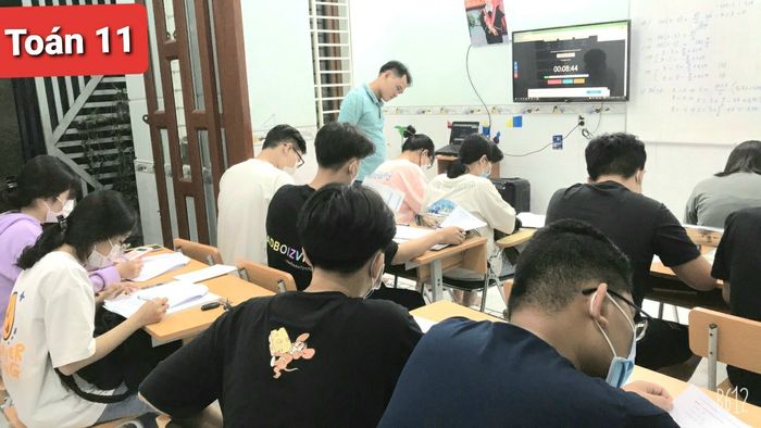 Hình ảnh 2 Luyện Thi THPT Thầy Lê Cương - Toán: Giờ học sôi nổi với phương pháp giảng dạy trực quan