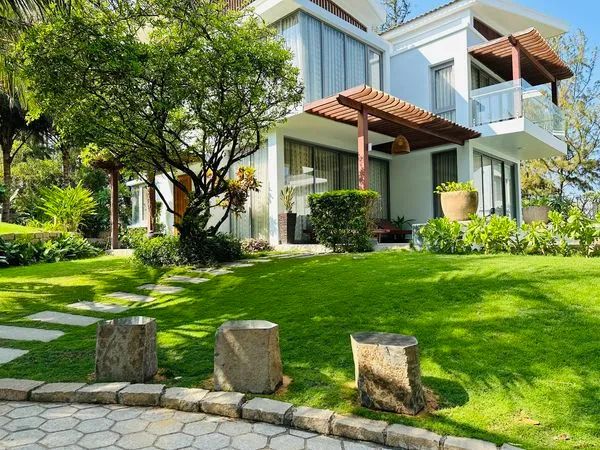 Hồ bơi vô cực và view biển tuyệt đẹp tại Sonata Resort