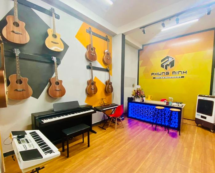 Bộ sưu tập nhạc cụ đa dạng tại Trung Tâm Âm Nhạc Phụng Minh - Ảnh 2
