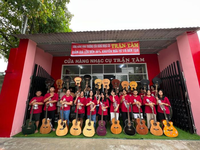 Hình ảnh không gian trưng bày ấn tượng tại Nhạc Cụ Trần Tâm