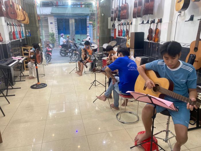 Hình ảnh lớp học guitar đầy cảm hứng tại Hello Music