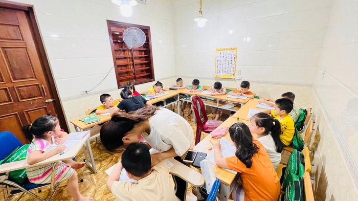 Khoảnh khắc giảng dạy tại Trung tâm luyện chữ đẹp Cô Hoa