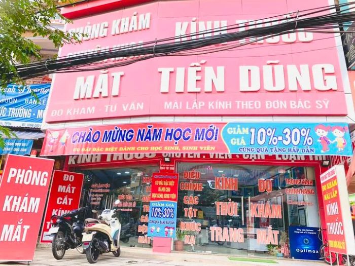 Không gian trưng bày hiện đại tại Kính thuốc Tiến Dũng