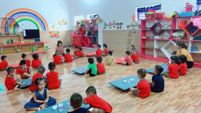 Hình ảnh Trường mầm non Đông Nam: Không gian học tập sáng tạo với đầy đủ giáo cụ hiện đại, nơi trẻ được thỏa sức khám phá và phát triển trong môi trường an toàn.